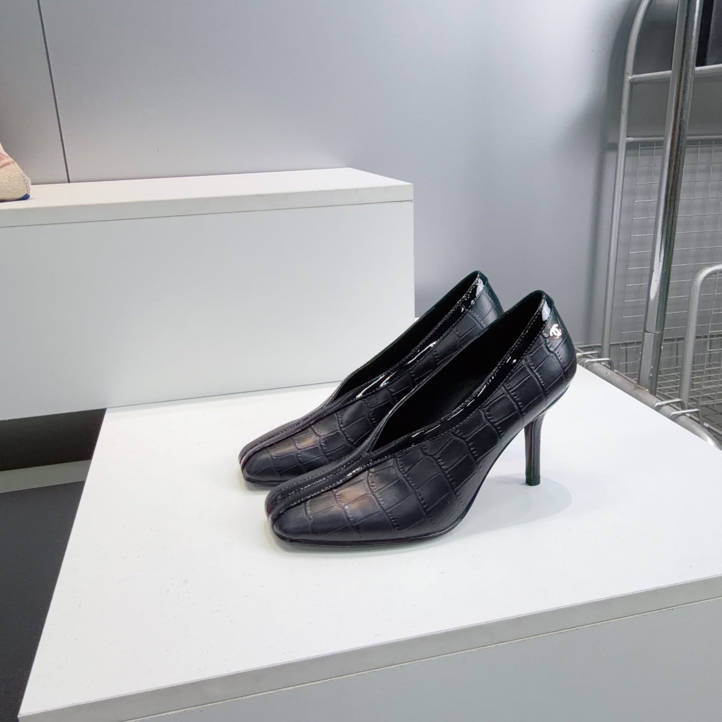 26S HIGH HEELS 100 MM IN BLACK CROCODILE-EMBOSSED CALFSKIN