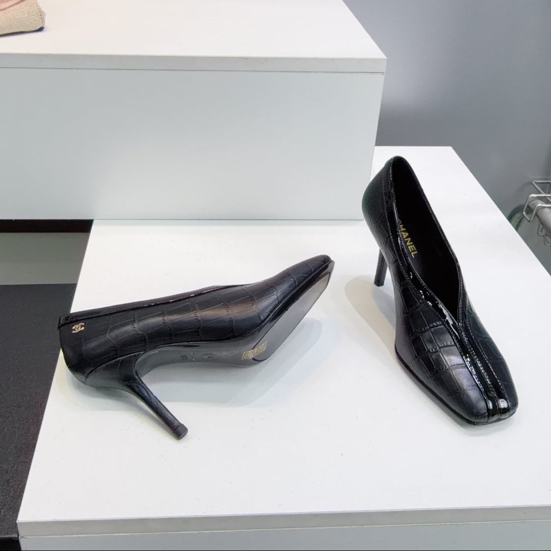26S HIGH HEELS 100 MM IN BLACK CROCODILE-EMBOSSED CALFSKIN